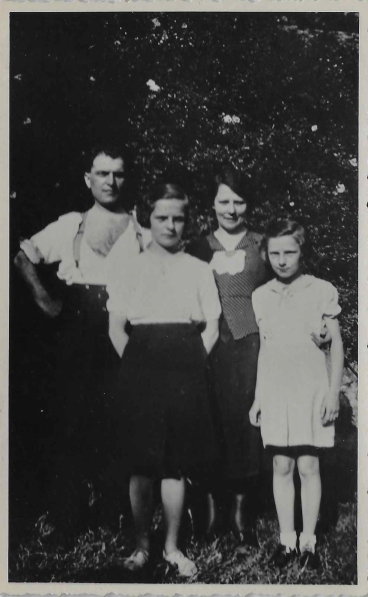 François Médart, son épouse Jeanne et ses filles Josée et Yvette, le dimanche 13 juillet 1941, la veille de son arrestation.
